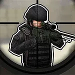 Postać żołnierza w hełmie i kamizelce taktycznej celującego z karabinu snajperskiego widziana przez celownik optyczny