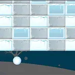 Śnieżna kula tocząca się pod rzędem zamarzniętych bloków z widocznym drzewem w tle