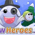 Duża, uśmiechnięta kula śnieżna w kapeluszu i monoklu, trzymająca dwie mniejsze kule na tle drzew iglastych i nieba