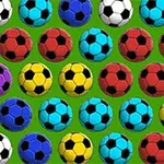 Kolorowe piłki nożne ułożone w rzędach na zielonym tle