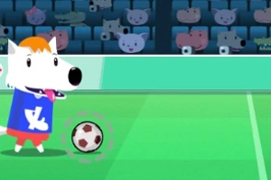 Biały pies w niebieskiej koszulce z piłką nożną na zielonym boisku, w tle siedzące zwierzęta obserwują grę