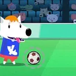 Biały pies w niebieskiej koszulce z piłką nożną na zielonym boisku, w tle siedzące zwierzęta obserwują grę