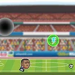 Dwie animowane postacie z piłką na boisku piłkarskim, z tłumem w tle i dwoma czarnymi okręgami w powietrzu