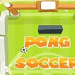 Zielony boiskowy krajobraz z piłką nożną, pomarańczowym napisem PONG SOCCER oraz elementami bramek i murków