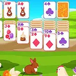 Kolorowa scena z kartami do gry z motywami wielkanocnymi i wiejskim krajobrazem z królikami i kurczakiem wśród kwiatów