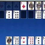 Graficzny układ kart w pasjansie na niebieskim tle, z widocznymi kartami: dama, król, as, dziesiątka pik, dziewiątka kier, dziewiątka karo, ósemka pik