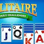 Układ kart z dużymi literami i cyframi na niebieskim tle z napisem Solitaire Daily Challenges