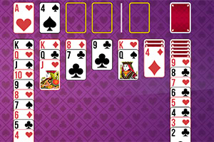 Układ kart na fioletowym tle, z odkrytymi kartami różnej wartości i kolorów, rozmieszczonymi w kolumnach oraz zakrytym stosikiem