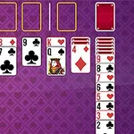 Układ kart na fioletowym tle, z odkrytymi kartami różnej wartości i kolorów, rozmieszczonymi w kolumnach oraz zakrytym stosikiem
