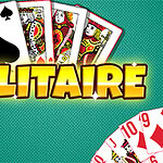 Karty do gry z napisem Solitaire na tle zielonej tekstury