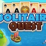 Karty do gry z symbolami, koroną oraz żaglówki na wodzie z napisem „Solitaire Quest”