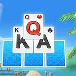 Postać z blond włosami i skrzydłami nad napisem „SOLITAIRE TRI PEAKS” na tle tropikalnej plaży z palmami i kartami do gry w powietrzu