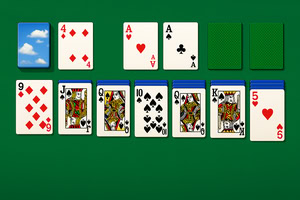 Zielony stolik z rozłożonymi kartami do gry, w tym asy, króle, damy i karty z cyframi