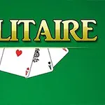 Zielone tło z napisem Solitaire i trzema kartami do gry poniżej