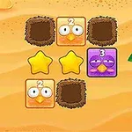 Kolorowe postacie ptaków z numerami na kwadratowych kafelkach otoczone gwiazdkami i pustymi gniazdami na piaszczystym tle z liśćmi