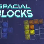 Napis Spacial Blocks na niebieskim tle z kolorowymi klockami ułożonymi w różne kształty