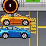 Na obrazku są dwa samochody wyścigowe, pomarańczowy i niebieski, ustawione na linii startowej, obok dużej żółtej monety