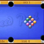 Stół bilardowy z niebieskim suknem, na którym znajdują się bile w trójkątnym układzie oraz biała bila do rozbicia