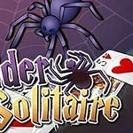 Purpurowy pająk nad kartami do gry z napisem Spider Solitaire na tle pajęczyny