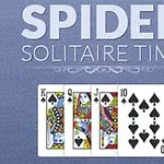 Napis Spider Solitaire Time na niebieskim tle z czterema kartami: Król, Dama, Walet, i Dziesiątka pik