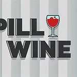 Napis SPILL WINE na tle z szarymi pionowymi paskami, z ikoną kieliszka wypełnionego czerwonym winem zastępującą literę I w słowie WINE