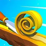 Nóż z drewnianą rękojeścią struga długą, spiralną wiórę z kawałka drewna na tle błękitnego nieba