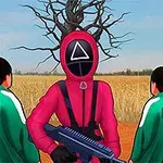 Postać w różowym kostiumie z maską z trójkątem, trzymająca broń, stoi przed trzema osobami w zielonych strojach z numerami na plecach na tle pola