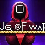 Postać w czerwonym stroju z czarną maską o kwadratowym wzorze, stojąca na tle z napisem Tug of War i sznurem poniżej