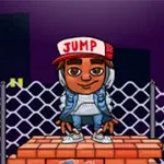 Postać w czapce z napisem JUMP stoi na ceglanej platformie przed ogrodzeniem z siatki, z ciemnym miastem w tle