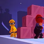 Żółta postać z mieczem i czerwona postać w garniturze przy stosie skrzyń na tle nocnego miasta