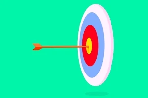 Tarcza łucznicza z kolorowymi okręgami trafiona strzałą pośrodku, na zielonym tle