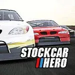 Pojazdy wyścigowe w białym i czerwonym kolorze na torze z widocznym logo STOCKCAR HERO