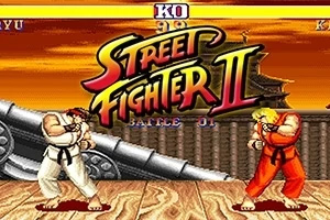 Street Fighter II Dwóch wojowników w tradycyjnych strojach sztuk walki, stojących naprzeciw siebie na drewnianej platformie, z logo Street Fighter II pośrodku