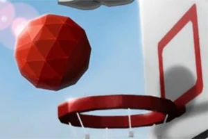 Czerwona, wielościenna piłka w locie nad obręczą kosza do koszykówki na tle jasnego nieba