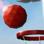 Czerwona, wielościenna piłka w locie nad obręczą kosza do koszykówki na tle jasnego nieba