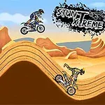 Trzech motocyklistów wykonujących akrobacje na torze w pustynnym krajobrazie