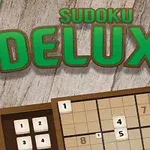 Napisy Sudoku Deluxe w zielonym kolorze nad drewnianą planszą z układem liczb