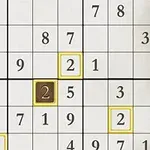 Plansza z ułożonymi cyframi w układzie siatki, z niektórymi polami wyróżnionymi żółtymi konturami