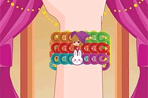 Kolorowe bransoletki z koralikami, w tym zawieszka królika i postać w fioletowym kapeluszu, na tle różowych zasłon