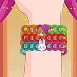 Kolorowe bransoletki z koralikami, w tym zawieszka królika i postać w fioletowym kapeluszu, na tle różowych zasłon