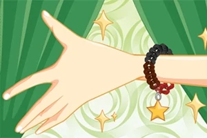 Dłoń ozdobiona bransoletką z gwiazdką na tle zielonych zasłon i wirującego wzoru