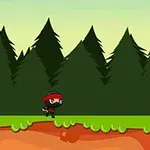 Czarny ninja z czerwoną opaską biegnie po trawiastej platformie na tle lasu z wysokimi drzewami iglastymi