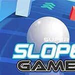 Biała kula tocząca się po niebieskiej trasie z napisami Super Slope Game na pierwszym planie, w otoczeniu geometrycznych kształtów