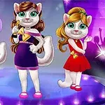 Trzy antropomorficzne kotki w kolorowych strojach stoją na scenie oświetlonej fioletowymi światłami, z tłumem w tle