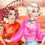 Trzy kobiety ubrane w kolorowe stroje: jedna w czerwoną, druga w różową, a trzecia w żółtą suknię, pozują w eleganckim wnętrzu z kanapą i schodami w tle