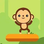 Małpka stojąca na pomarańczowej platformie na tle zielonego lasu