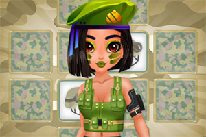 Postać w zielonym wojskowym stroju na tle tablicy z odwróconymi kartami we wzorze kamuflażu