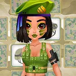 Postać w zielonym wojskowym stroju na tle tablicy z odwróconymi kartami we wzorze kamuflażu