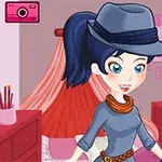 Postać animowana z ciemnymi włosami spiętymi w kucyk, w kapeluszu i niebieskim stroju, w pokoju z czerwonymi meblami