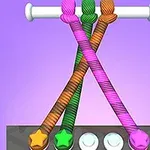 Trzy kolorowe sznurki w kształcie gwiazdek i kul zawieszone na drążku na fioletowym tle